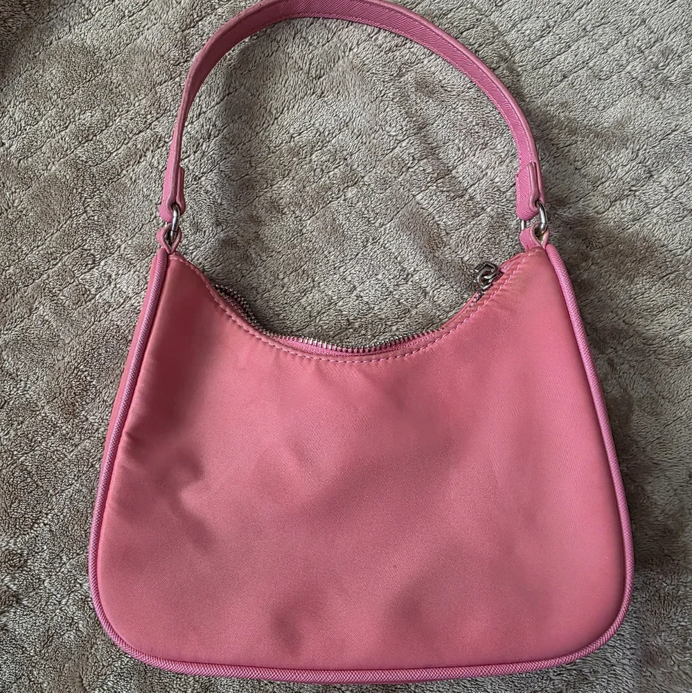 Pink Steve Madden Shoulder Bag with Assorted Doll‎ Shoes and Outfit Bratz Shoes